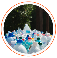En 2008, un grupo de estudiantes de la Universidad de Yale desarrolló un plástico biodegradable a partir de la cáscara de camarones. El material se degrada en agua y se ha utilizado en una variedad de aplicaciones, incluidos envases de alimentos.